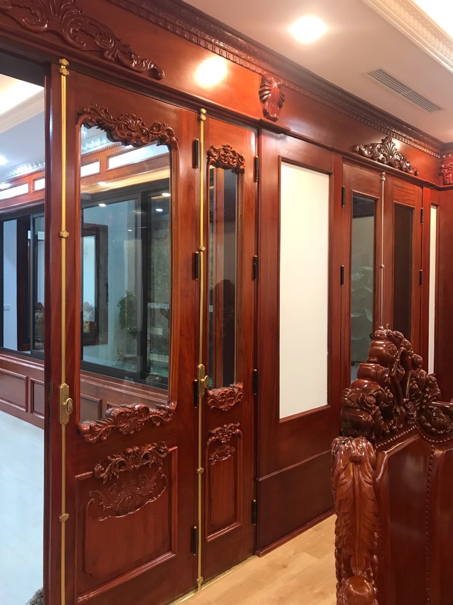 Các phòng, cửa đều được làm bằng chất liệu gỗ được thiết kế hoa văn đặc sắc